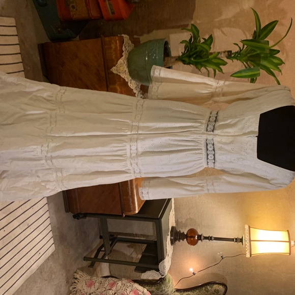 1970's White Peasant Lace Dress - Picture 6 of 7